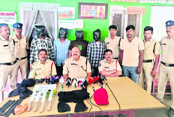 అంతర్‌ రాష్ట్ర దోపిడీ దొంగల ముఠా అరెస్ట్‌ 