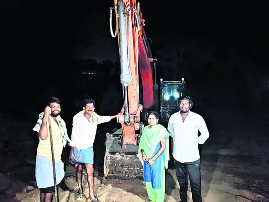 మహిళా సర్పంచ్‌  అర్ధరాత్రి పట్టుకున్నా..
