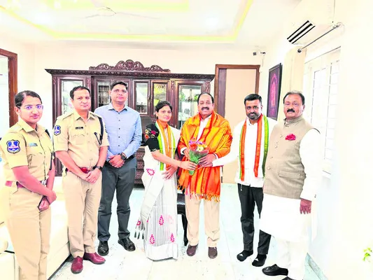 మంత్రిని కలిసిన మున్సిపల్‌ చైర్‌పర్సన్‌