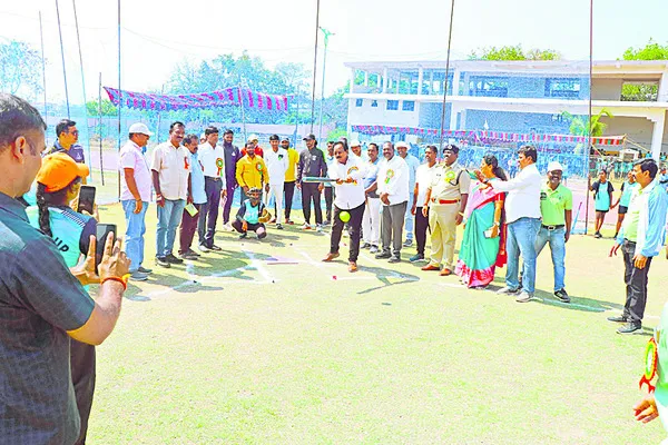 క్రీడల్లో రాణించి జిల్లాకు పేరు తేవాలి 