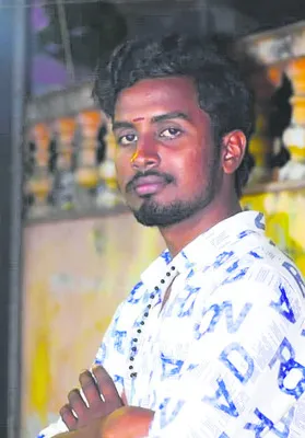 టిప్పర్‌ ఢీకొని యువకుడి మృతి 
