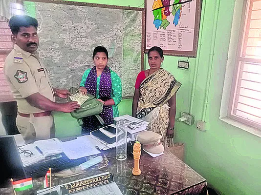 నిజాయితీ చాటుకున్న మహిళ 