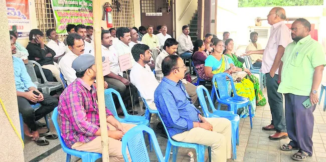 సొసైటీ ఉద్యోగుల పోరుబాట 