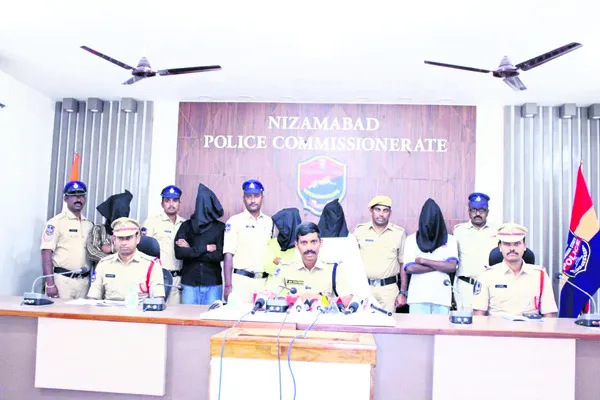 గంజాయి విక్రయిస్తున్న యువకుల అరెస్ట్‌ 