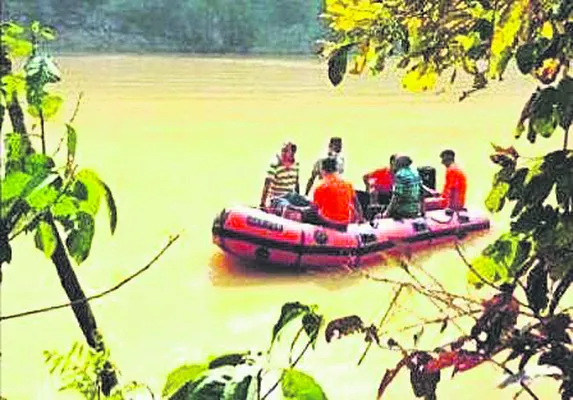 చేపలు పట్టడానికి వెళ్లి గల్లంతు 