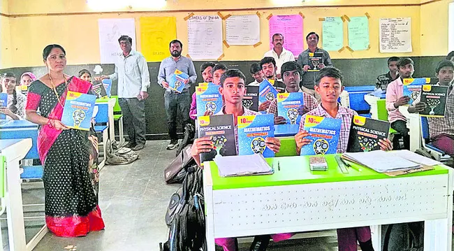 ‘పది’ విద్యార్థుల భవిష్యత్‌కు ‘సాక్షి’ మెటీరియల్‌ 