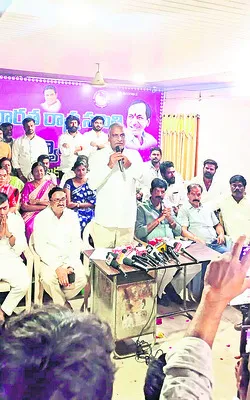 అతి చేస్తున్న పోలీసులను వదలిపెట్టం 