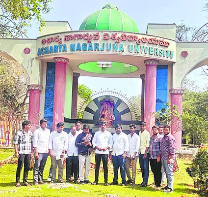 ఇంజినీరింగ్‌ కాలేజీకి వైఎస్సార్‌ పేరును పునరుద్ధరించాలి