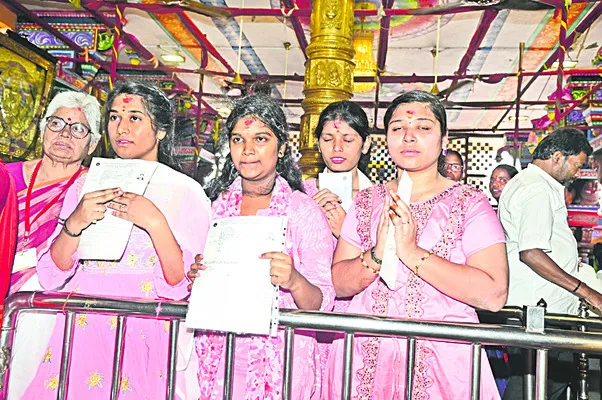 దీవించమ్మా.. దుర్గమ్మ! 