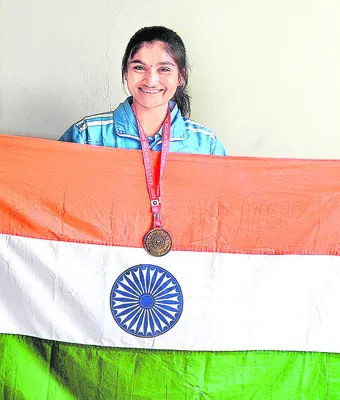 ఇండోనేషియా బాల్‌బ్యాడ్మింటిన్‌ పోటీల్లో  లిఖిత విజయం 
