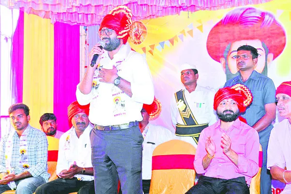 సేవాలాల్‌ను ఆదర్శంగా తీసుకోవాలి