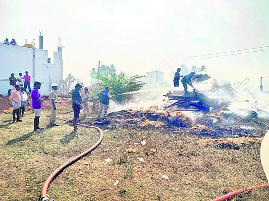 గడ్డి తరలిస్తున్న ట్రాక్టర్‌కు ‘షాక్‌’! 
