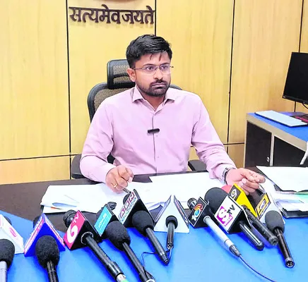 కమిషనర్‌ మనోజ్‌కు పదవీ గండం! 