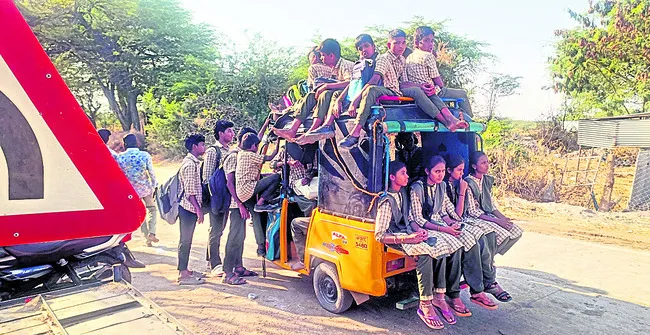 బస్సుల కొరత..ఆటోలే దిక్కు! 
