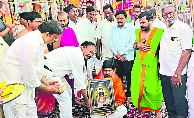 కార్తికేయుని సన్నిధిలో మంత్రి కొల్లు రవీంద్ర 