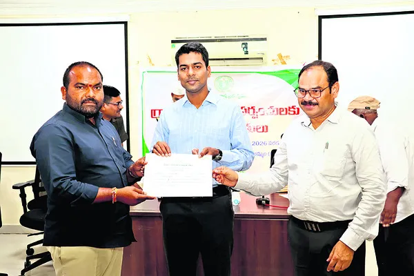 గ్రామాలను ఆదర్శవంతంగా తీర్చిదిద్దాలి