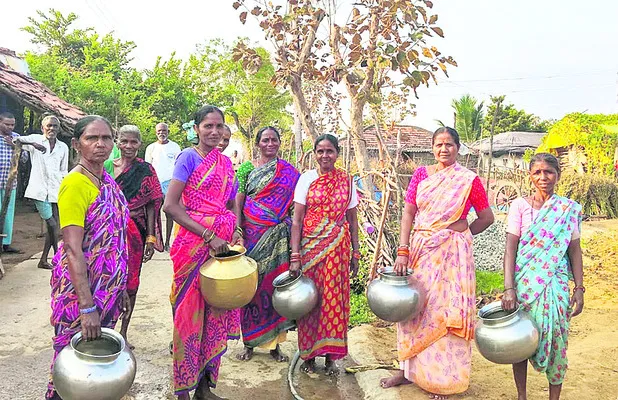 ఖాళీ బిందెలతో నిరసన