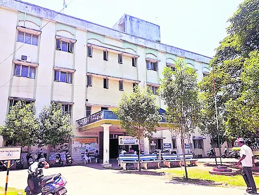 రిటైర్డ్‌ సూపరింటెండెంట్‌పై విచారణ వాయిదా 