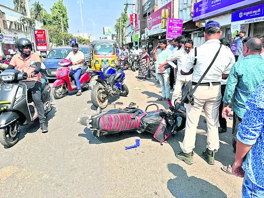 ద్విచక్ర వాహనాలు ఢీ.. తండ్రీకొడుకులకు గాయాలు 