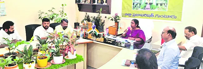 జెడ్పీలో టీడీపీ నేత మంతనాలు 