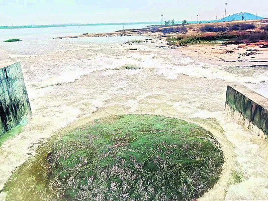 దేవన్నపేట వద్ద నీళ్లు ఎత్తిపోస్తున్నారు