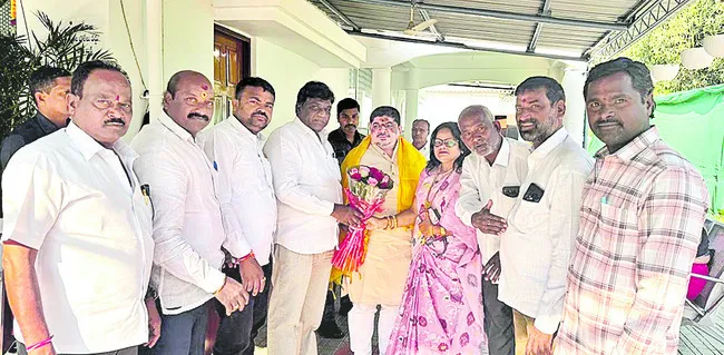 మంత్రి పొన్నంను కలిసిన ఉద్యమకారులు 