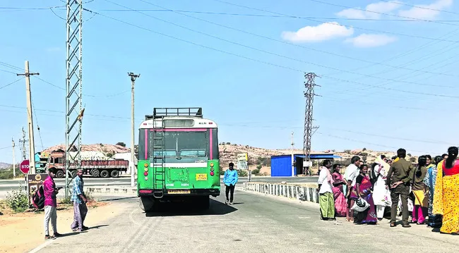 అధిక బరువు మోయలేక.. మొరాయింపు! 
