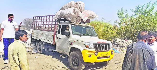 వ్యర్థాలు పారబోసిన వాహనం సీజ్‌ 
