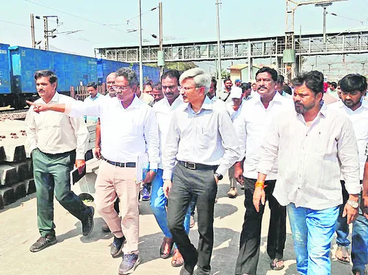 కొండపల్లి రైల్వే స్టేషన్‌ పరిశీలించిన డీఆర్‌ఎం 