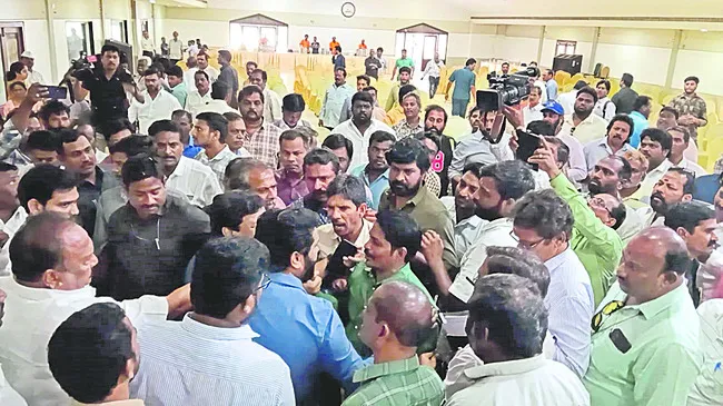 ‘ఏయ్‌ ఎవరు నువ్వు.. ఏం తీస్తున్నావ్‌’