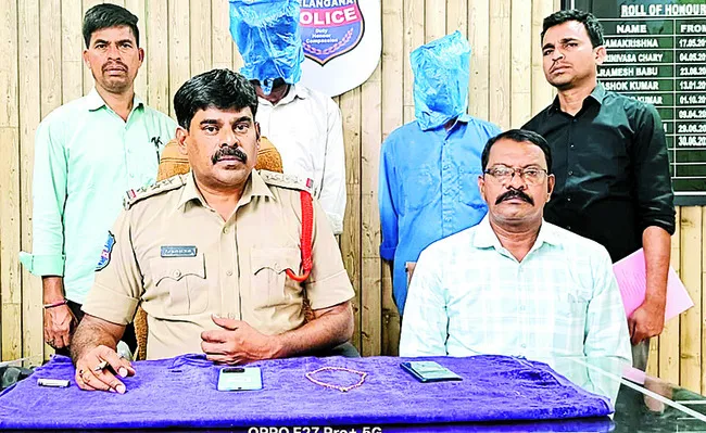 విధులు మరిచి.. చోరులుగా మారి 