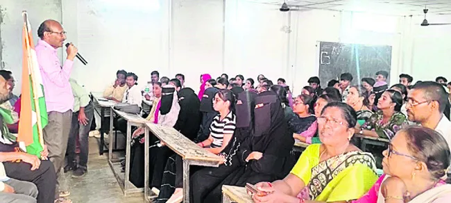 శాసీ్త్రయ దృక్పథం అలవర్చుకోవాలి