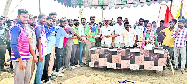 విజేతలకు బహుమతుల ప్రదానం