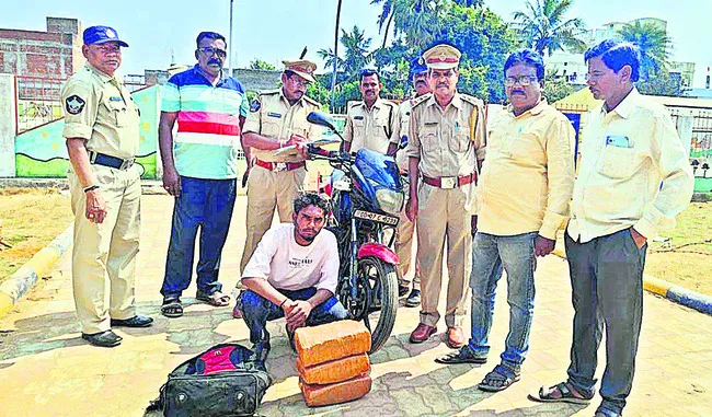 ఆరు కేజీల గంజాయితో  వ్యక్తి అరెస్ట్‌ 