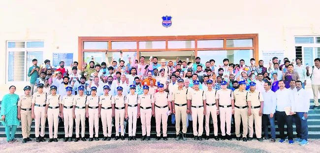 ప్రతినెలా వంద సెల్‌ఫోన్లు రికవరీ చేస్తున్నాం