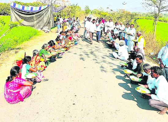 రోడ్డుపైనే వంటావార్పు