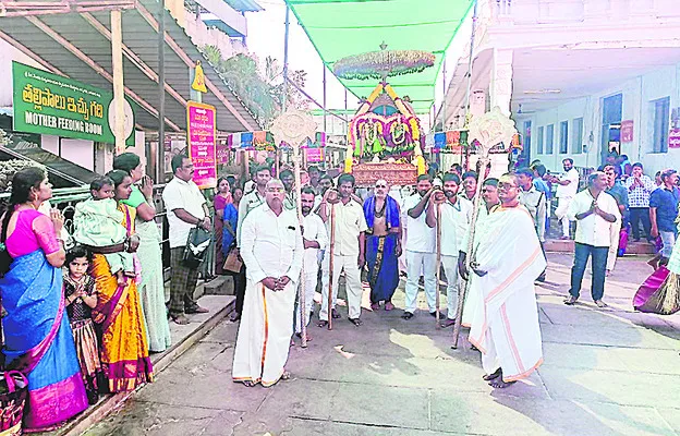 రత్నగిరి కిటకిట