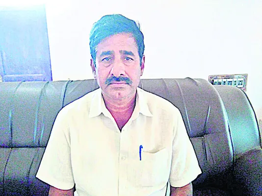 అంతా మంత్రి డైరక్షన్‌లోనే... 
