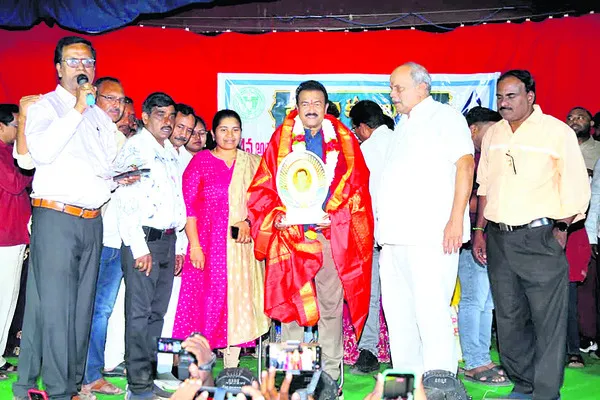 నాటక రంగానికి పూర్వవైభవం తేవాలి