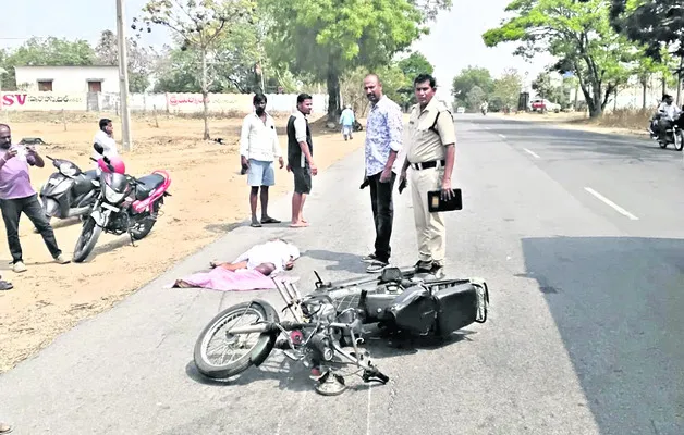 రోడ్డు ప్రమాదంలో ఒకరి మృతి