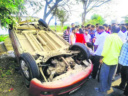 వేర్వేరు రోడ్డు ప్రమాదాల్లో ఐదుగురికి గాయాలు