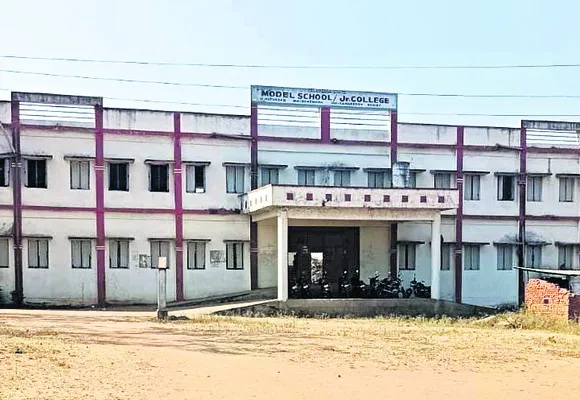 ఆదర్శ పాఠశాల రమ్మంటోంది..