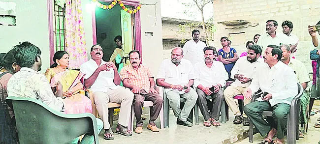 బాధిత కుటుంబాన్ని ఆదుకోవాలి