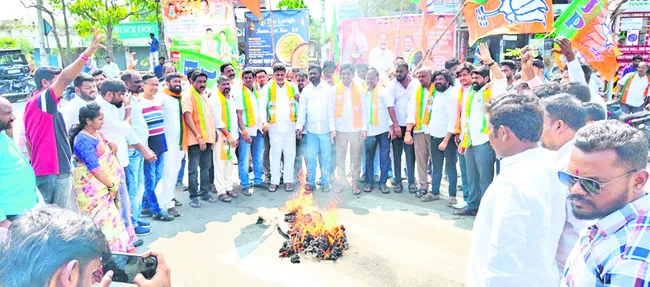 వీధిరౌడీల్లా కాంగ్రెస్‌ నేతలు