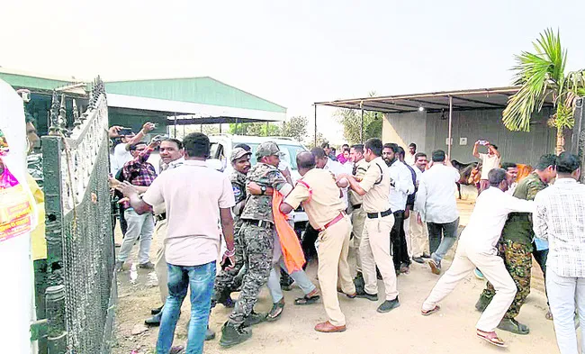 ప్రజాస్వామ్యాన్ని అపహాస్యం చేస్తున్న కాంగ్రెస్‌