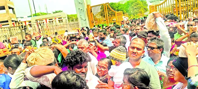 మేడారంలో భక్తుల రద్దీ