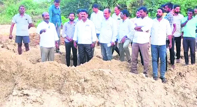 రైతులపై అక్రమ కేసులు పెట్టడం సరికాదు