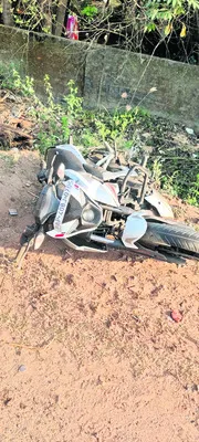 రోడ్డు ప్రమాదంలోయువకులకు గాయాలు 