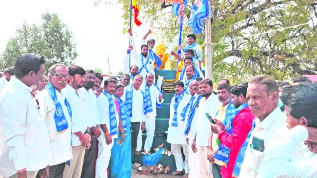 మహాత్ముల జీవితాలను స్ఫూర్తిగా తీసుకోవాలి 