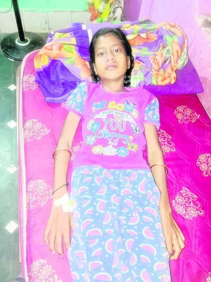 సాయం కోసం చిన్నారి ఎదురుచూపు